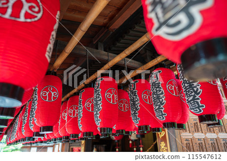 Photographing the grounds of Shakuzoji Temple in Kamigyo Ward, Kyoto City, known for its Kuninuki (bitterness) Jizo statue, which removes various sufferings. 115547612