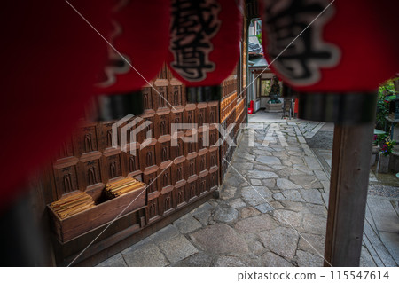 拍攝位於京都市上京區的關藏寺的庭院，該寺因消除各種痛苦的牛牛地藏菩薩雕像而聞名。 115547614