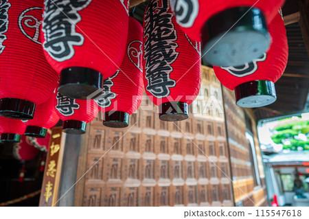 Photographing the grounds of Shakuzoji Temple in Kamigyo Ward, Kyoto City, known for its Kuninuki (bitterness) Jizo statue, which removes various sufferings. Photographing the grounds of Shakuzoji Temple in Kamigyo Ward, Kyoto City, known for its Kuninuki (bitterness) Jizo statue, which removes various sufferings. 115547618
