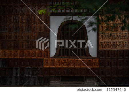 Photographing the grounds of Shakuzoji Temple in Kamigyo Ward, Kyoto City, known for its Kuninuki (bitterness) Jizo statue, which removes various sufferings. 115547640