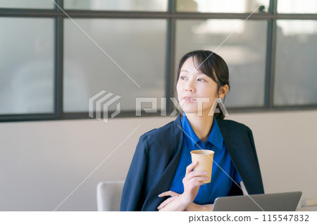 Business woman who works with a smile 115547832