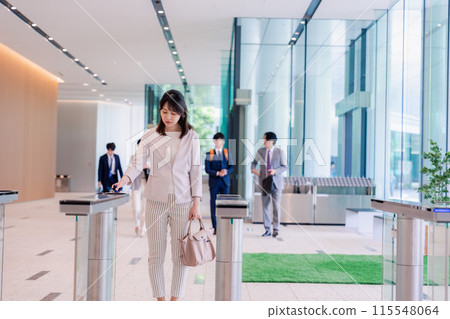 一個女人滿臉悲傷地來到辦公室 115548064