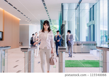 一個女人滿臉悲傷地來到辦公室 115548066