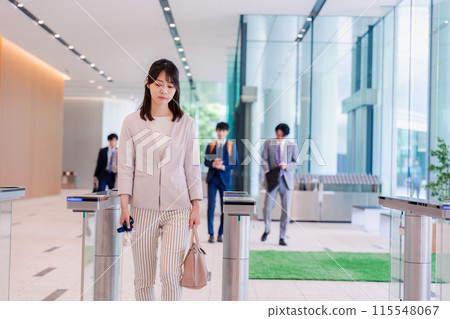 一個女人滿臉悲傷地來到辦公室 一個女人滿臉悲傷地來到辦公室 115548067