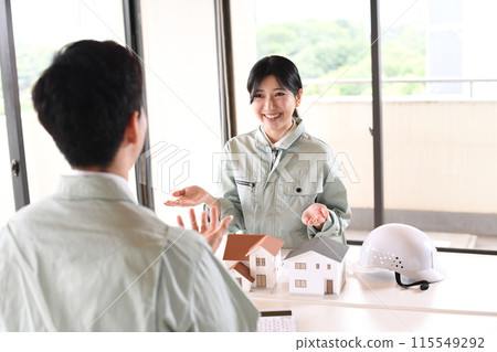 穿著工作服的男女在建築模型前開會 穿著工作服的男女在建築模型前開會 115549292