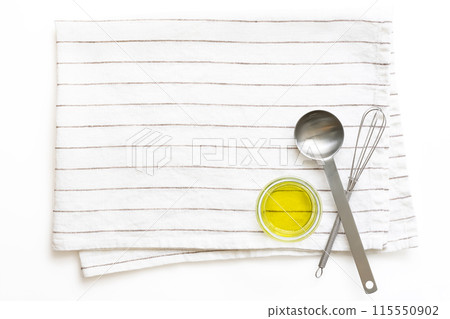 白色條紋亞麻布,附橄欖油、量匙和迷你攪拌器 白色條紋亞麻布,附橄欖油、量匙和迷你攪拌器 115550902