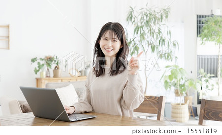 一位女士在使用電腦時指著 115551819