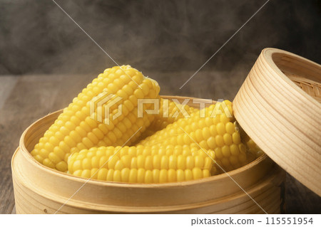 Steaming corn in a bamboo steamer Freshly steamed 115551954