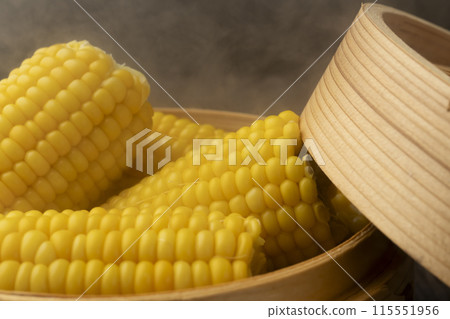 Steaming corn in a bamboo steamer Freshly steamed 115551956