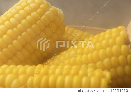 Steaming corn in a bamboo steamer Freshly steamed 115551960