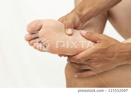 男人的腳白色背景 115552097