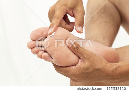 手幫腳塗藥,白色背景 手幫腳塗藥,白色背景 115552110