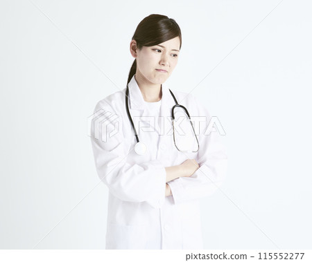 白色背景的女醫生 白色背景的女醫生 115552277
