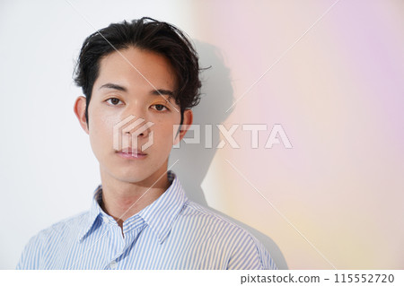 年輕男子的時尚肖像 115552720