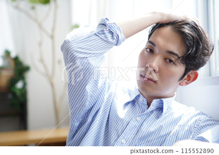Young man relaxing in the living room 115552890