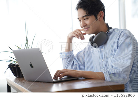 Young man relaxing in the living room 115552900