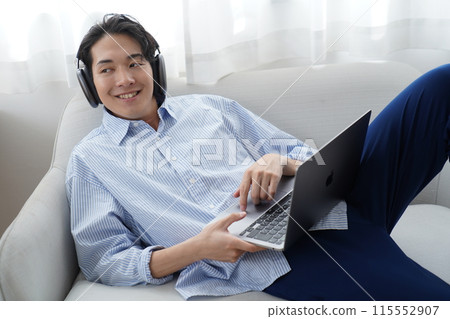 年輕人在客廳放鬆 年輕人在客廳放鬆 115552907