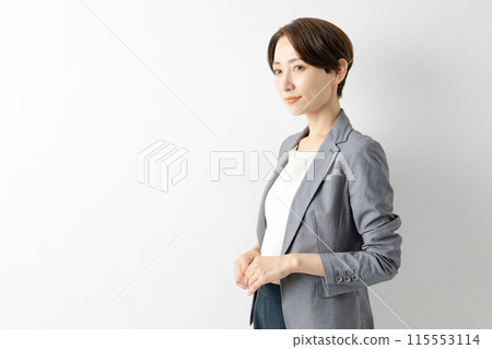 Smiling business woman 115553114