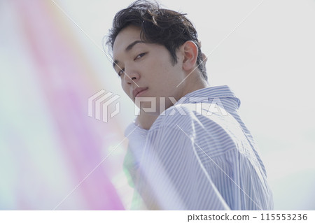 藍天下的男性肖像 藍天下的男性肖像 115553236