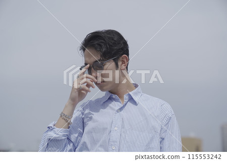 藍天下的男性肖像 藍天下的男性肖像 115553242