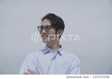 藍天下的男性肖像 藍天下的男性肖像 115553246