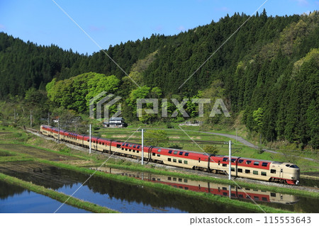 Rural scenery on the Hakubi Line and sunrise in Izumo Rural scenery on the Hakubi Line and sunrise in Izumo 115553643