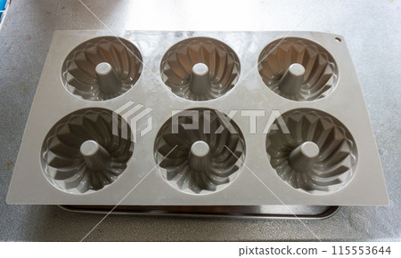 A mini kugelhopf mold is placed on top of a tub. 115553644