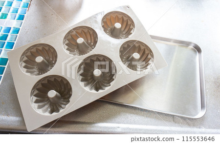 A mini kugelhopf mold is placed on top of a tub. 115553646