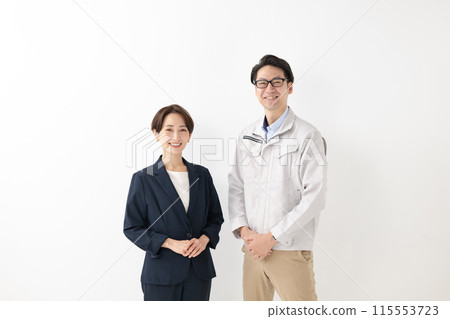 一個穿西裝的女人和一個穿工作服的男人 115553723
