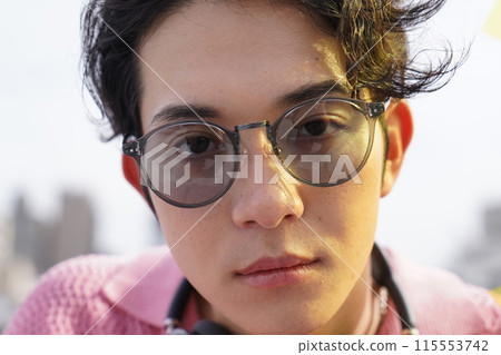 年輕男子的時尚肖像 115553742