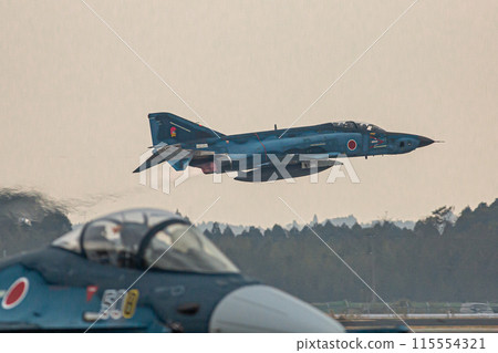 RF-4戰鬥機在天空中飛行 115554321