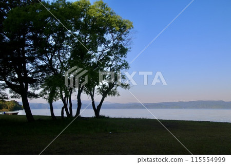 Lake Inawashiro and Tenjinhama Beach in the early morning (Inawashiro Town, Fukushima Prefecture) 115554999