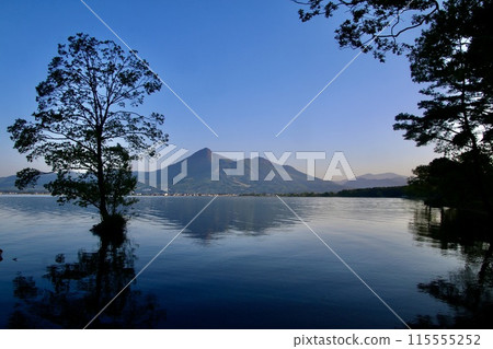 Lake Inawashiro, Mount Bandai, and Tenjinhama Beach in the early morning (Inawashiro Town, Fukushima Prefecture) Lake Inawashiro, Mount Bandai, and Tenjinhama Beach in the early morning (Inawashiro Town, Fukushima Prefecture) 115555252