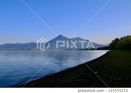 Lake Inawashiro, Mount Bandai, and Tenjinhama Beach in the early morning (Inawashiro Town, Fukushima Prefecture) Lake Inawashiro, Mount Bandai, and Tenjinhama Beach in the early morning (Inawashiro Town, Fukushima Prefecture) 115555253
