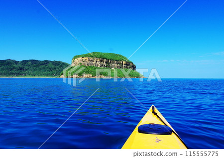 海上皮划艇劃過沖繩縣西表島的大海 115555775