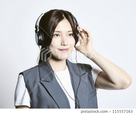 白色背景下聽音樂的時尚女性 白色背景下聽音樂的時尚女性 115557163