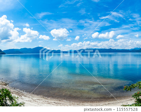 用對角魚眼鏡頭拍攝田澤湖清爽的夏日景色 用對角魚眼鏡頭拍攝田澤湖清爽的夏日景色 115557528