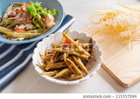 Japanese knotweed stewed in bamboo shoot style Japanese knotweed stewed in bamboo shoot style 115557894