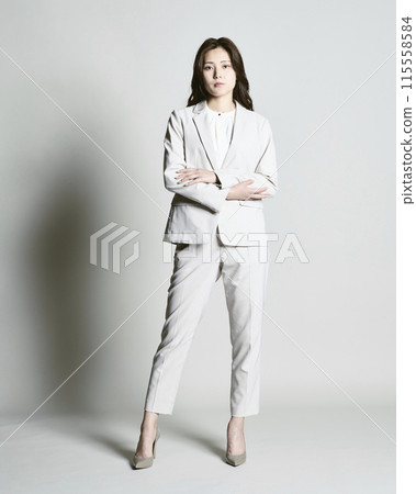 穿著白色背景西裝的女人 115558584