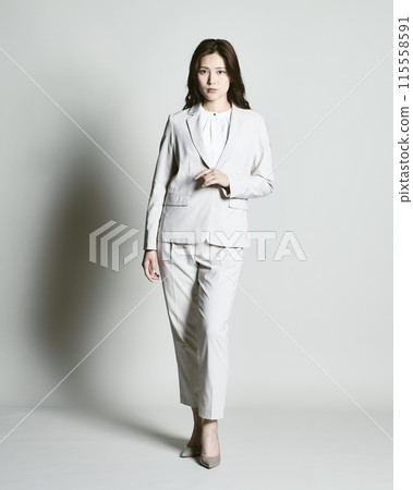穿著白色背景西裝的女人 115558591