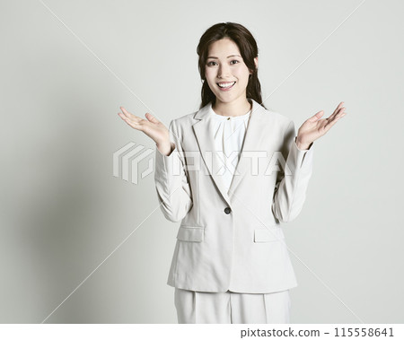 穿著白色背景西裝的女人 115558641