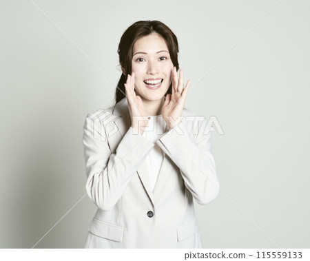 穿著白色背景西裝的女人 115559133