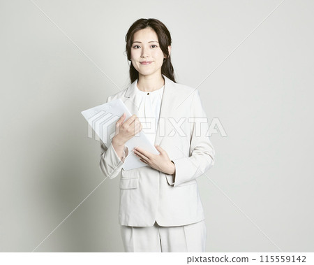 穿著白色背景西裝的女人 115559142