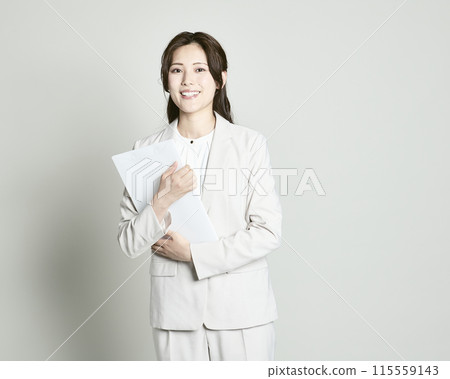 穿著白色背景西裝的女人 115559143