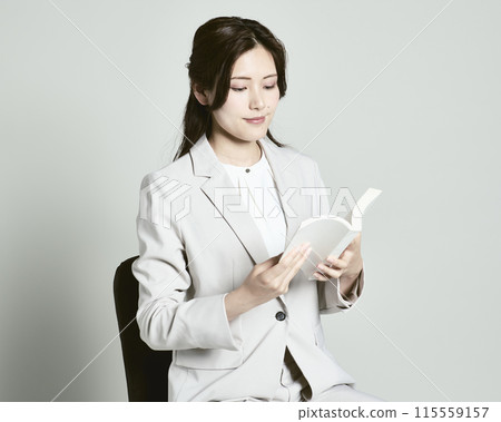 穿著白色背景西裝的女人 115559157