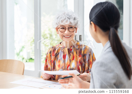 A businesswoman selling to wealthy seniors 115559168