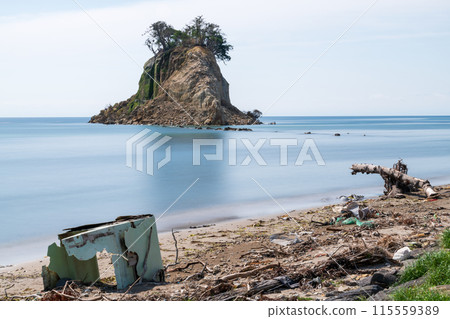 能登半島地震後見附島及大型擱淺物體 115559389