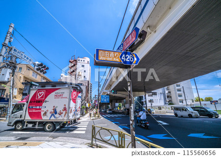 日本東京城市景觀駒澤大學車站前的十字路口。駒澤大學站西口在後面,東口在後面右 日本東京城市景觀駒澤大學車站前的十字路口。駒澤大學站西口在後面,東口在後面右 115560656