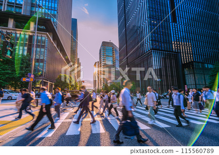 日本東京的街景,如歸家。大手町站前十字路口的景色。左邊是丸之內,右邊是大手町=6月14日 日本東京的街景,如歸家。大手町站前十字路口的景色。左邊是丸之內,右邊是大手町=6月14日 115560789
