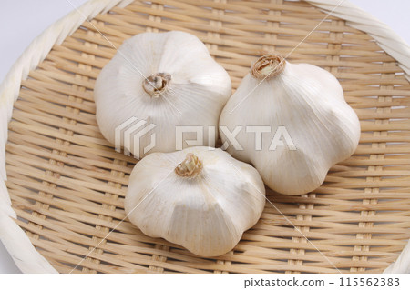 Garlic in a colander 115562383